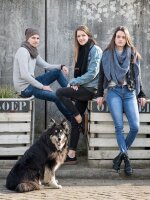 Knit Factory Coco DreiecksSchal 190x85 cm Glatt Schwarz