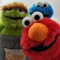 Soma Sesamstrasse Kuscheltier Plüsch Figur 35 cm Plüschtier Stofftier kuschelweich ab den ersten Lebensmonaten geeignet als Geschenk (Oscar in der Mülltonne Grün)