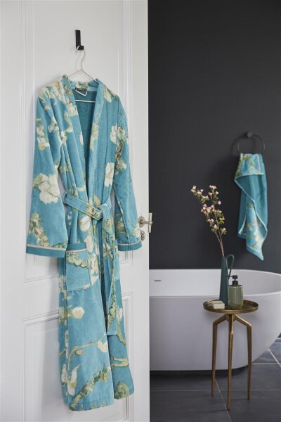 Beddinghouse x Van Gogh Museum Bademantel Blossom Bathrobe_Blue_UV_UV_L L 1 Bademantel
