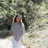 Knit Factory Coco Gestrickter Poncho Urban Green