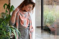 Knit Factory Leaf Dreieckstuch Kieselgrau/Apricot