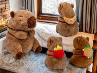 Capybara Kuscheltier braun Figur Plüsch 25 cm Plüsch Capybara mit Snackrucksack Pommes