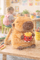 Capybara Rucksack 2in1 Plüsch Kinder Kindergarten Tasche mit Schlüsselanhänger zufälliges Motiv Burger oder Pommes Geschenkidee