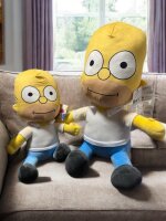 The Simpsons Plüschtier 39 cm – Homer– Weiches Kuscheltier für Kinder, Fans & Sammler, Stofftier zum Kuscheln – 1 Stück