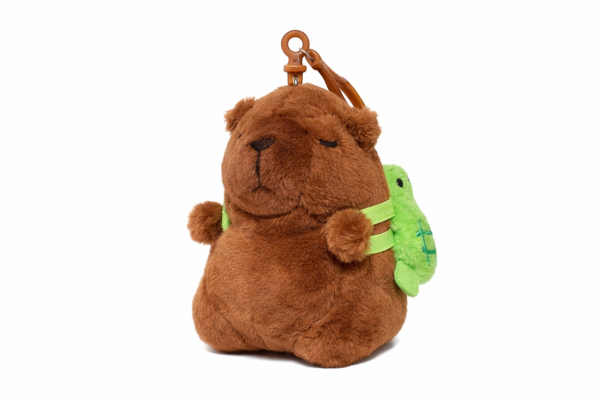 Capybara Plüsch Anhänger mit Rucksack – Süßer Backpack Clip Schlüsselanhänger Braun Grün – Kuscheltier Taschenanhänger für Rucksack, Tasche oder Schlüsselbund – 11 cm
