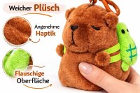 Capybara Plüsch Anhänger mit Rucksack – Süßer Backpack Clip Schlüsselanhänger Braun Grün – Kuscheltier Taschenanhänger für Rucksack, Tasche oder Schlüsselbund – 11 cm