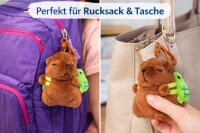 Capybara Plüsch Anhänger mit Rucksack – Süßer Backpack Clip Schlüsselanhänger Braun Grün – Kuscheltier Taschenanhänger für Rucksack, Tasche oder Schlüsselbund – 11 cm