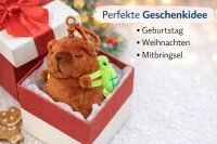 Capybara Plüsch Anhänger mit Rucksack – Süßer Backpack Clip Schlüsselanhänger Braun Grün – Kuscheltier Taschenanhänger für Rucksack, Tasche oder Schlüsselbund – 11 cm