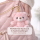 Pl&uuml;sch B&auml;r Schl&uuml;sselanh&auml;nger 13 cm &ndash; Kuscheliger Teddy Anh&auml;nger mit goldfarbenem Schl&uuml;sselring &ndash; Weiches Stofftier f&uuml;r Tasche, Rucksack oder Schl&uuml;sselbund &ndash; rosa